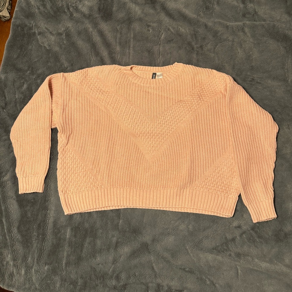 Dusty pink knit sweater with chevron knit pattern. Size Large. H&M